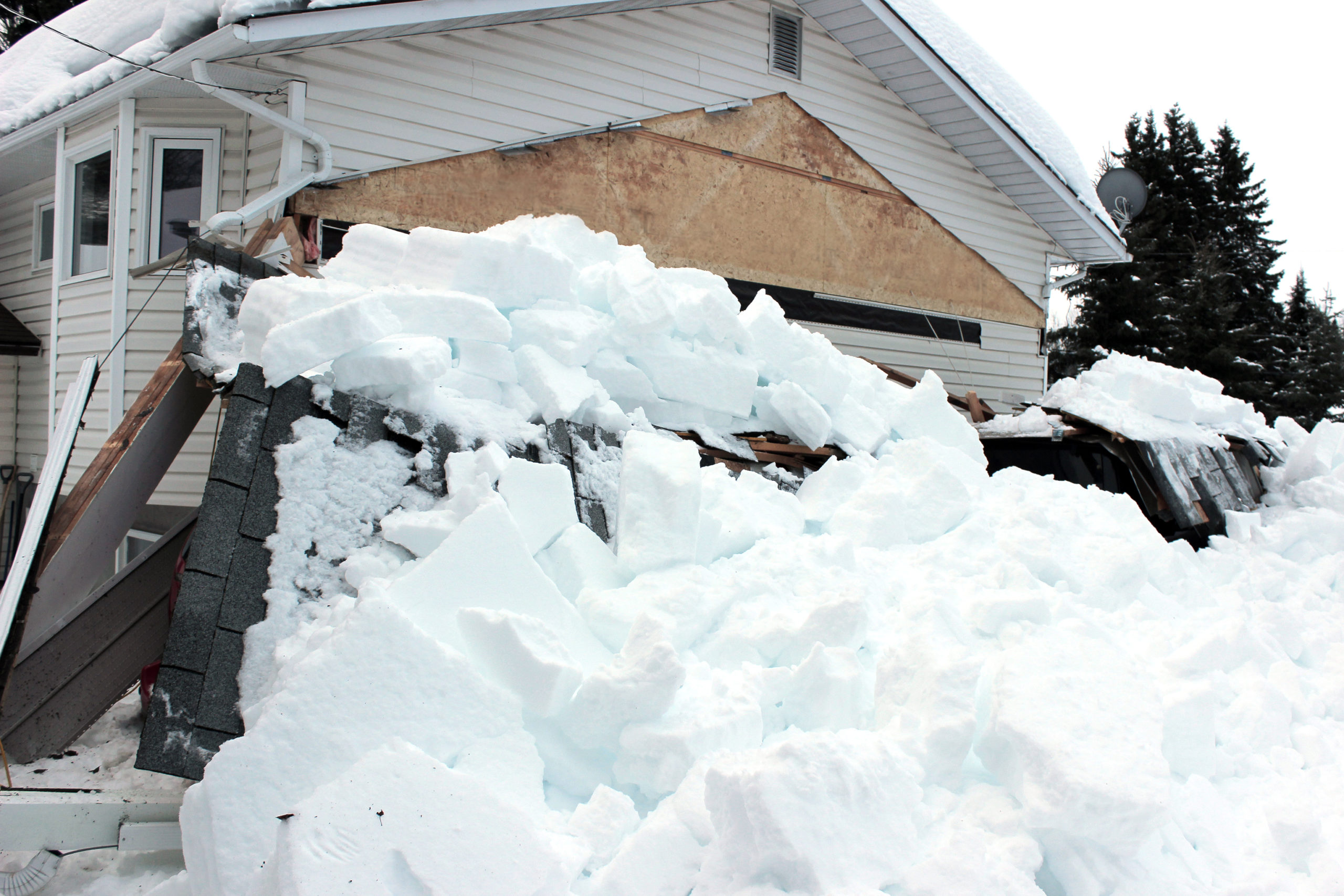 Уборка снега с крыш промышленными альпинистами в СПБ