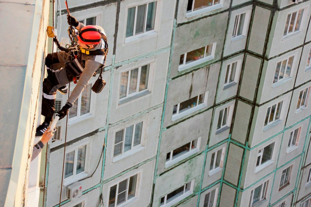 Неразрушающий контроль швов высотных зданий промышленными альпинистами